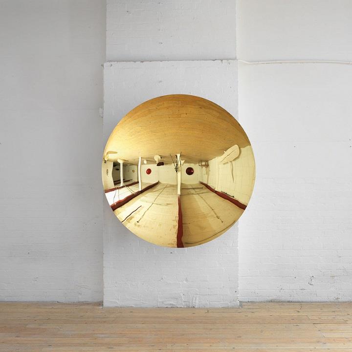 Anish Kapoor - mirror installation