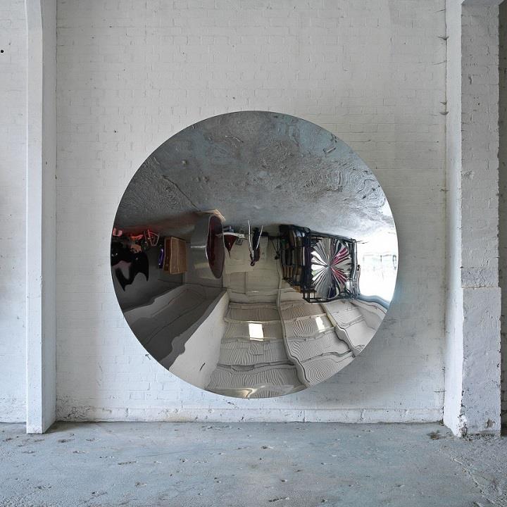 Anish Kapoor - mirror sculpture