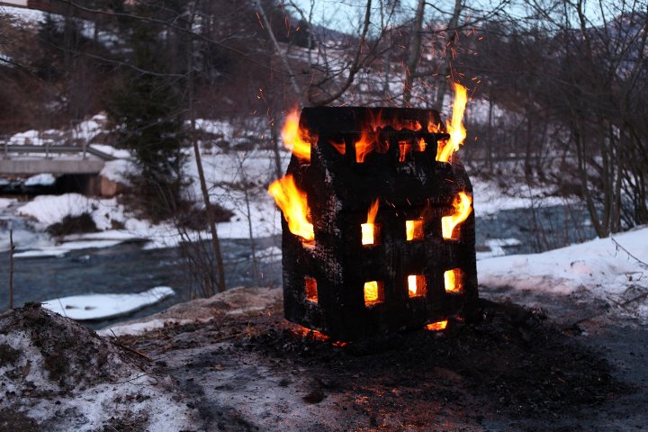 Aron Demetz - a burning house