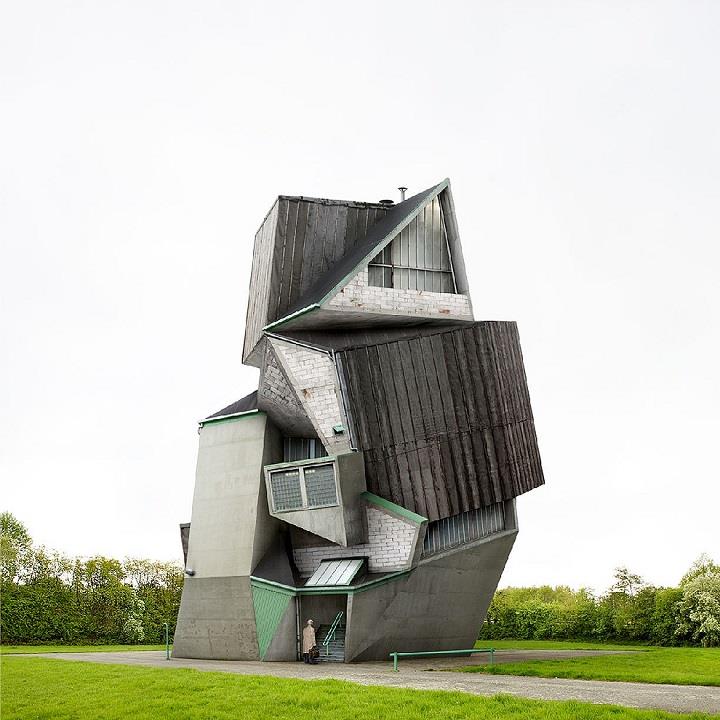 Filip Dujardin - deformed house